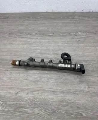 Audi A4 S4 B8 8K Fuel pressure regulator 057130764AB 0281006075 03L130089Q