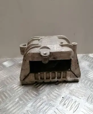 Volkswagen Touran I Engine mount bracket 1K0199262