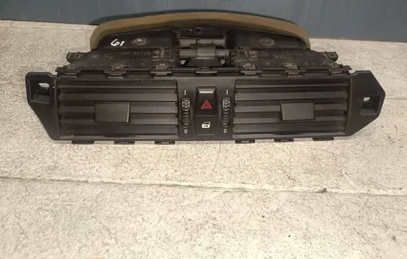 BMW 5 E60 E61 Dash center air vent grill 6910734