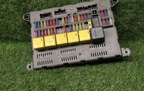 Land Rover Discovery Fuse module YQE102930