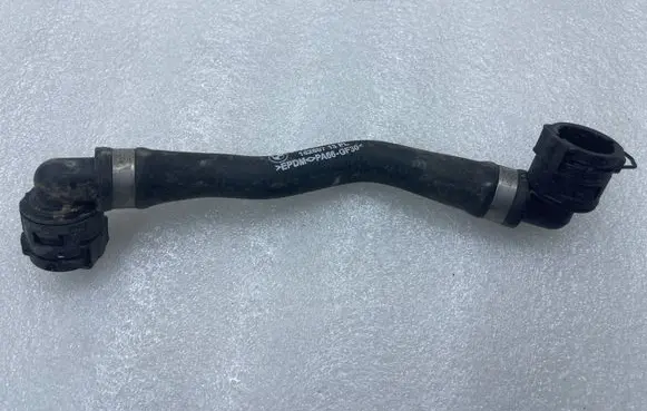 Coolant pipe/hose
