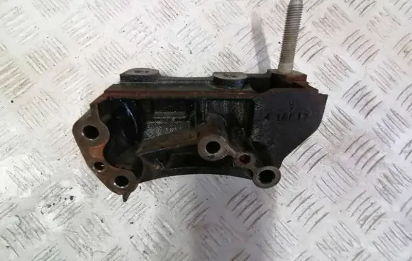 Engine mounting bracket