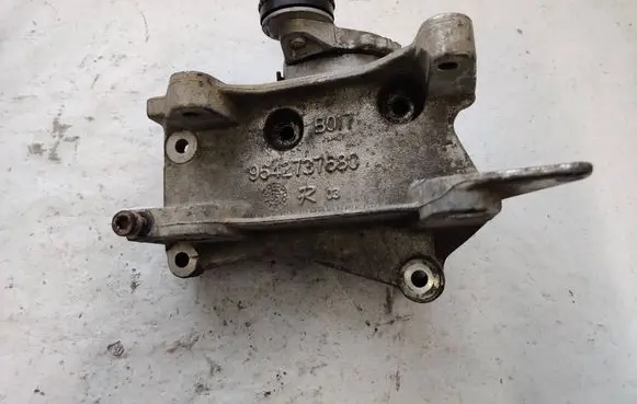 Engine mounting bracket