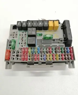 Opel Zafira A Fuse module 90589965