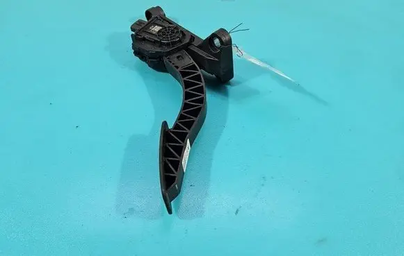 Accelerator throttle pedal