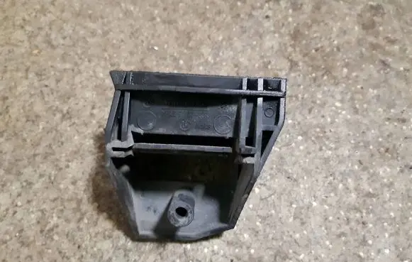BMW 5 E39 Radiator mount bracket 17111737706