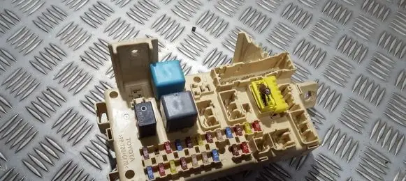Toyota Avensis T250 Fuse box set 82641ca020f