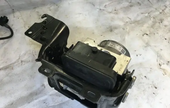 Peugeot 208 ABS Pump 9806891780