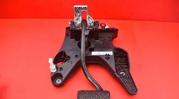 Volkswagen Touareg II Accelerator throttle pedal 7P0723117B