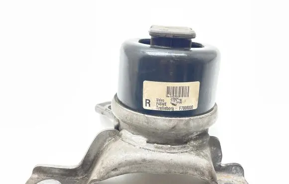 Volvo V70 Engine mount bracket 31330135 F7008000