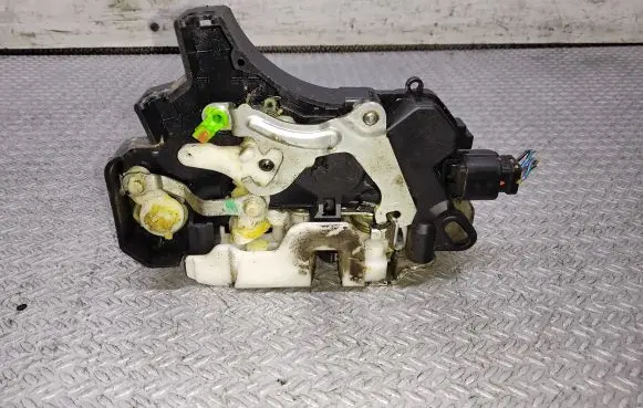 Mitsubishi Colt Front door lock 