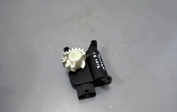 Volkswagen Touran II Air flap motor/actuator 1K0907511C 19091205 0132801336