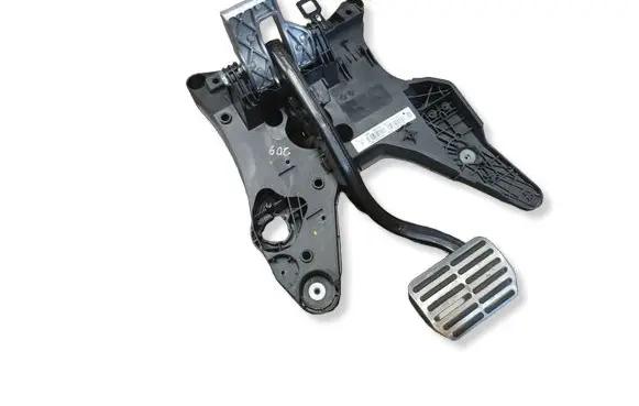 Volkswagen Touareg II Brake pedal 7P0723117B