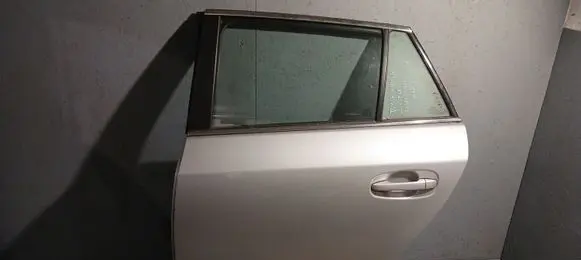 Toyota Avensis T270 Rear door 
