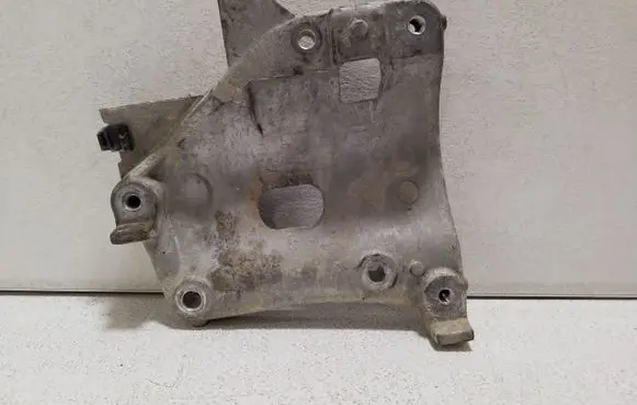 Nissan Navara D23 A/C compressor mount bracket 926140604R