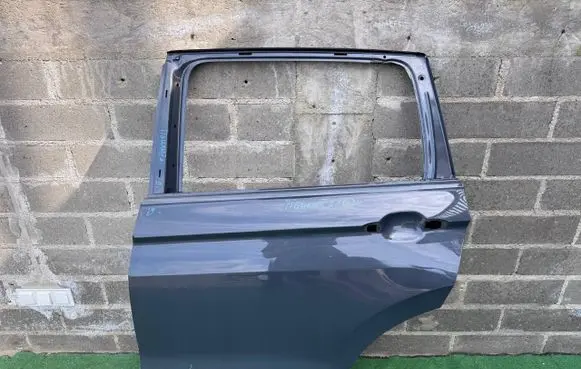Volkswagen Tiguan Front door
