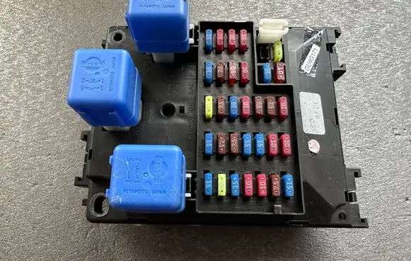 Nissan Patrol Y61 Fuse module 24350VC000