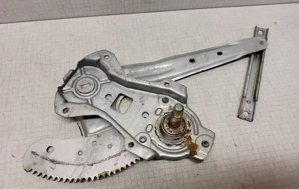 Rear door manual window regulator