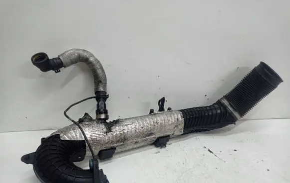 Volvo V50 Turbo air intake inlet pipe/hose 76895577