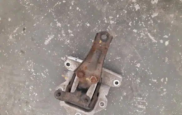 Engine mount vacuum valve