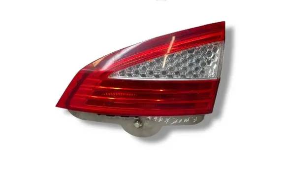 Tailgate rear/tail lights
