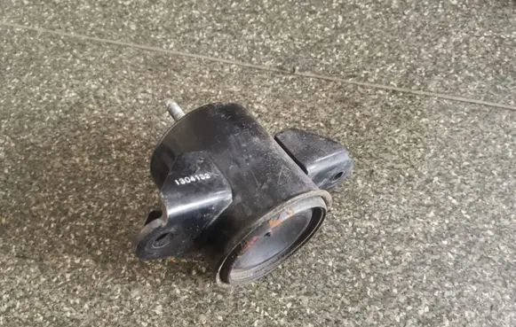 Nissan Leaf I (ZE0) Engine mount bracket