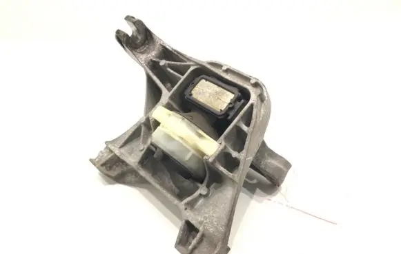 Engine mounting bracket