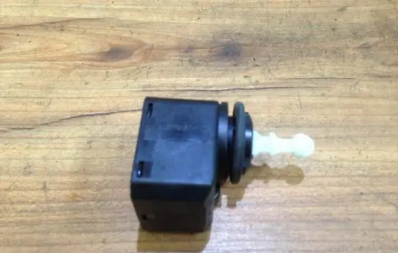 Opel Astra H Headlight level adjustment motor 00883000 008830-00