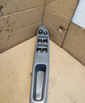 Toyota Avensis Verso Other switches/knobs/shifts 8404044030