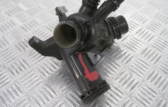 BMW 2 Active Tourer U06 Thermostat housing J6P38575AC