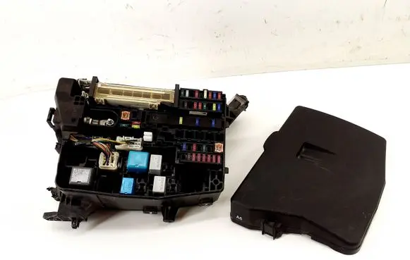 Toyota Avensis T270 Fuse box set 8211105F81 8266205130
