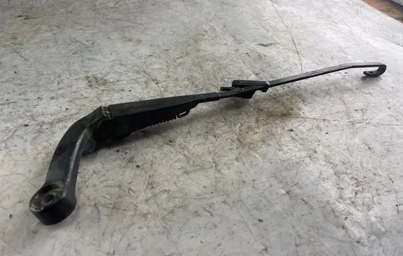 Nissan Patrol Y61 Rear wiper blade arm 9029j7