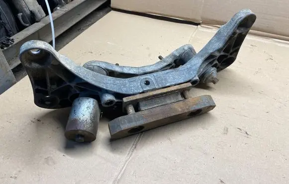 BMW 5 E39 Engine mount bracket 132672 B1094104 1094105