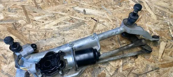 Honda CR-V Front wiper linkage and motor