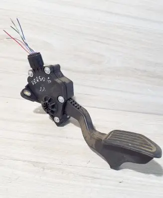 Toyota Verso-S Accelerator throttle pedal 7811052053