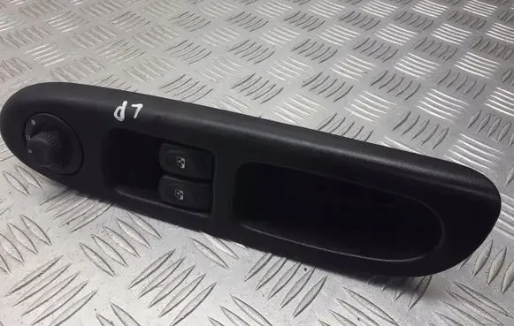 Renault Thalia II Front door window switch trim 8200507734