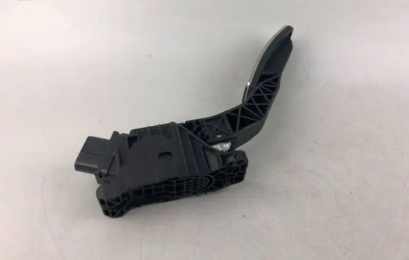 Volkswagen Tiguan Accelerator throttle pedal 5Q2723503D