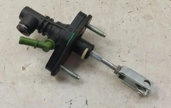 Toyota Avensis T270 Clutch master cylinder 3145942040A 3142002051 3145942040