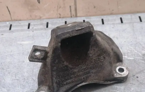 Audi A4 S4 B7 8E 8H Engine mounting bracket 8E0199308AK