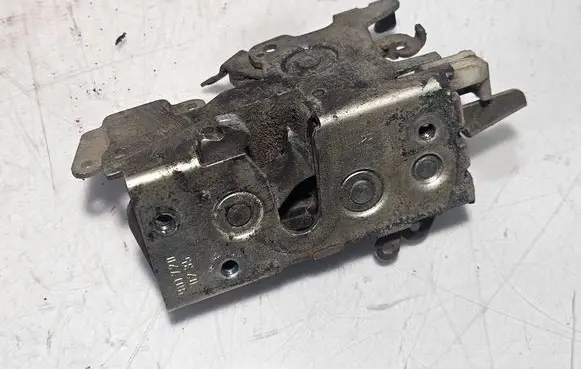 Mercedes-Benz Sprinter W901 W902 W903 W904 Front door lock 9017200235