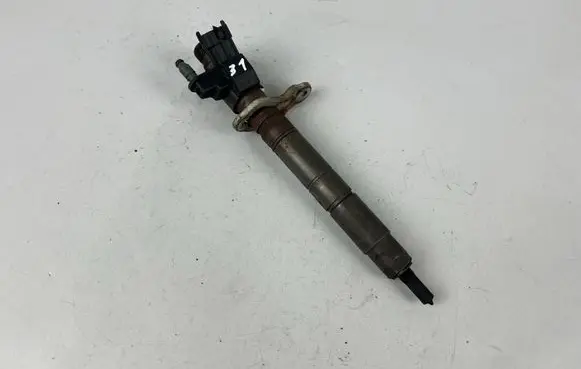 Volvo V40 Fuel injector 31303238