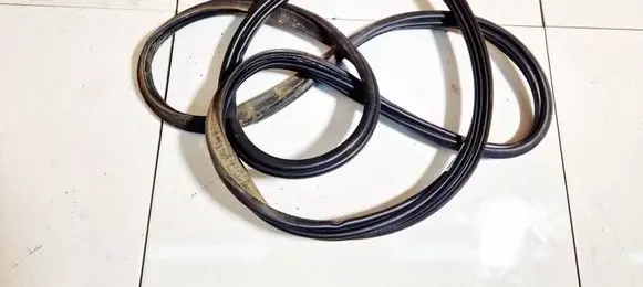 Trunk rubber seal (body)