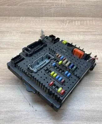 Volvo XC90 Fuse module 30728512 28017881 05W262