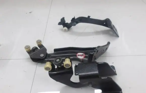 Toyota Proace Sliding door lower roller guide/hinge 9847162380