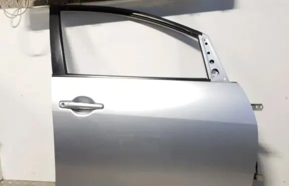 Mitsubishi Grandis Front door