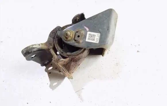 Toyota RAV 4 (XA10) Engine mount bracket