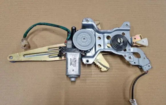 Mitsubishi Pajero Sport I Rear door window regulator with motor MR144537 0621006556