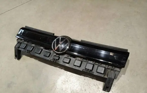 Volkswagen Caddy Front bumper upper radiator grill 2K7807231E