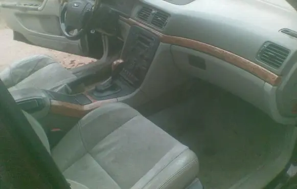 Volvo S80 Front door window glass four-door