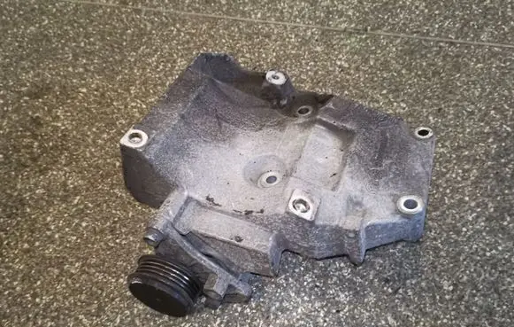 Volkswagen PASSAT B5.5 A/C compressor mount bracket 038260885C